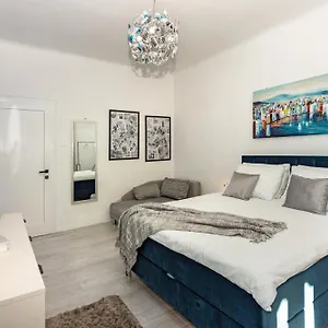 Spacious Center Apartment